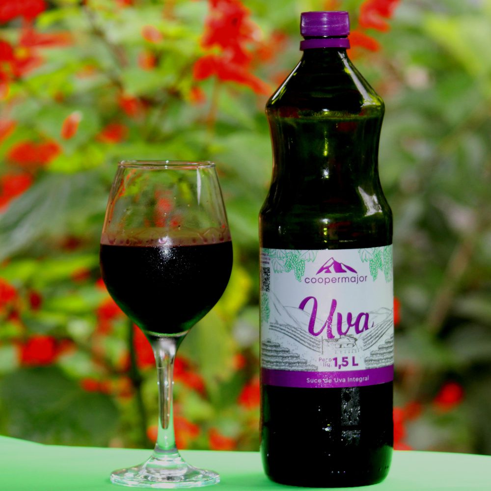 Garrafa do suco de uva integral Coopermajor e uma taça servida